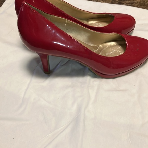 Pretty like new burgundy patent leather shoe - Picture 4 of 5